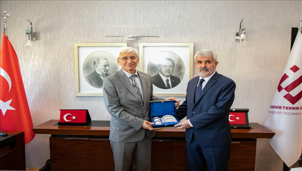 Eskişehir Milletvekili Nurullah Sazak, Rektör Prof. Dr. Adnan Özcan’a Hayırlı Olsun Ziyaretinde Bulundu