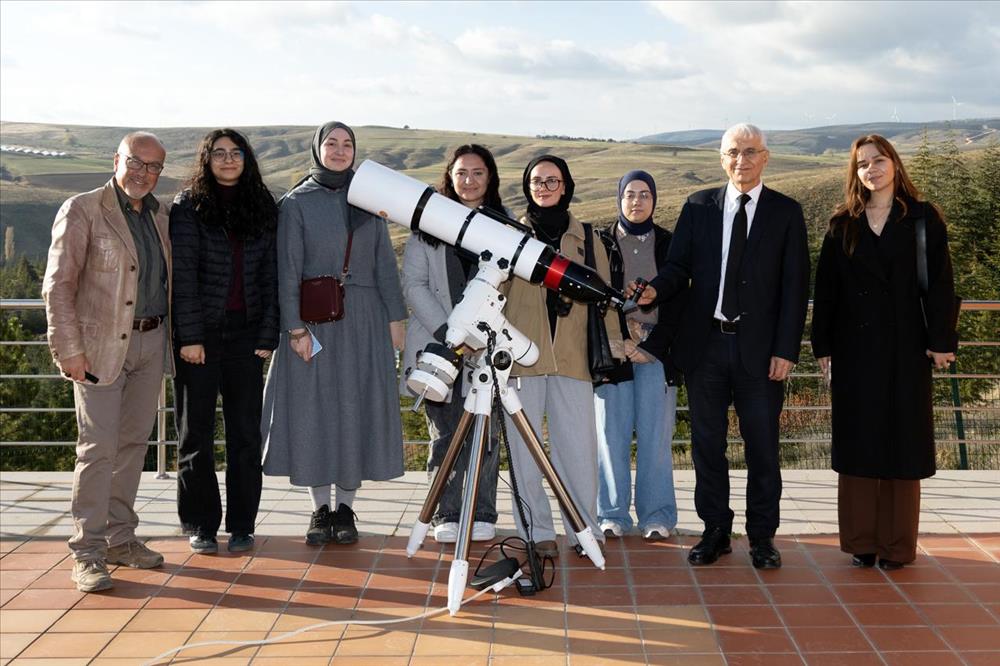 Eskişehir Teknik Üniversitesi Rektörü Prof. Dr. Adnan ÖZCAN, Öğrencilerle Birlikte Yunusemre Gözlemevini Ziyaret Etti