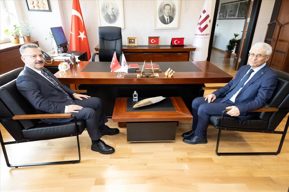 Vali AKSOY, Rektör ÖZCAN'a Veda Ziyaretinde Bulundu