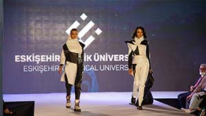 Tekstil ve Moda Tasarımı Bölümü Mezuniyet Defilesi Göz Kamaştırdı 