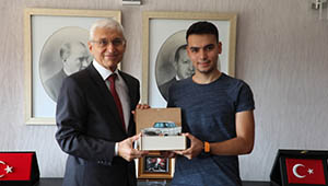 Türkiye 725’incisi Olarak Üniversitemize Yerleşen Enes EFE’yi, Rektör Prof. Dr. Adnan ÖZCAN Makamında Kabul Etti