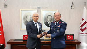 Muharip Hava Kuvveti ve Garnizon Komutanı Hv. Org. İsmail GÜNEYKAYA, Rektör Prof. Dr. Adnan ÖZCAN’a İadeyi Ziyaret Gerçekleştirdi